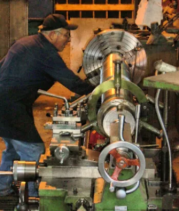 Técnico operando torno industrial