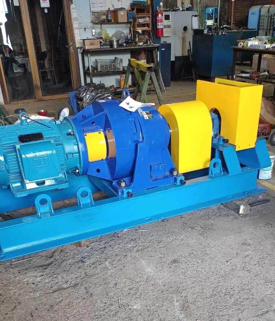 Conjunto industrial con motor WEG y protecciones amarillas ensamblado en planta